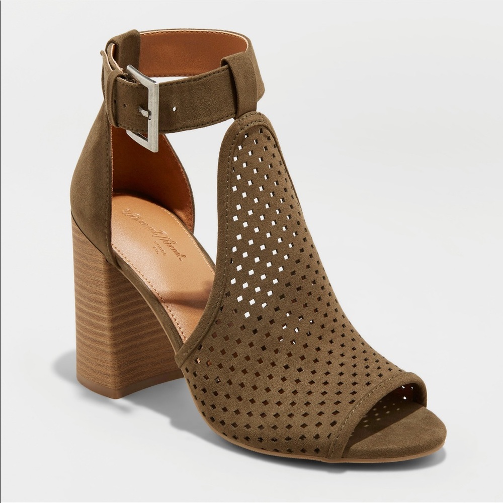 NEW! Universal Thread |Olive Hannah Laser Cut Pump